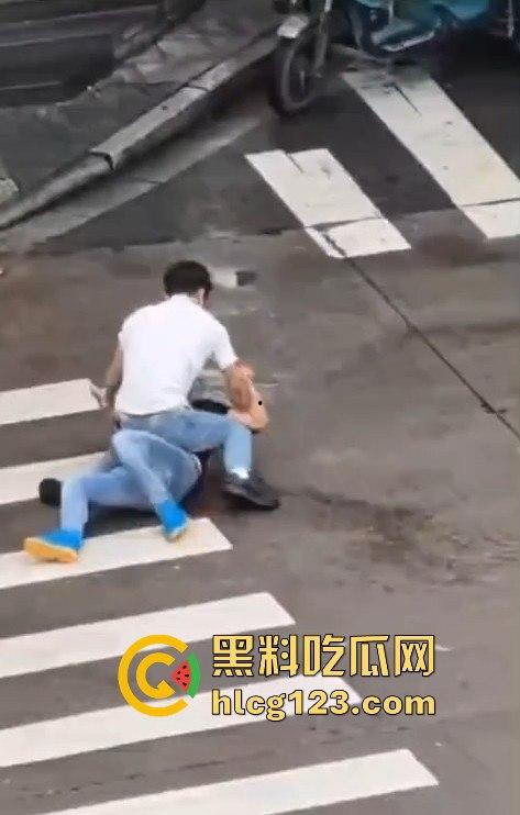 斑马线上的魔幻对决，一男子开山刀上阵，结果却牵手离场？-8