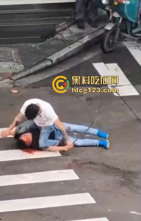 斑马线上的魔幻对决，一男子开山刀上阵，结果却牵手离场？-11