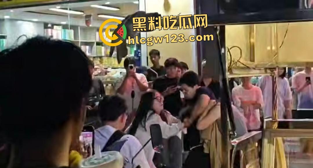 35岁渣男吃货店被A8富婆老婆抓奸！白裙怒撕灰裙小三，小伙子给你机会不中用呀！-4