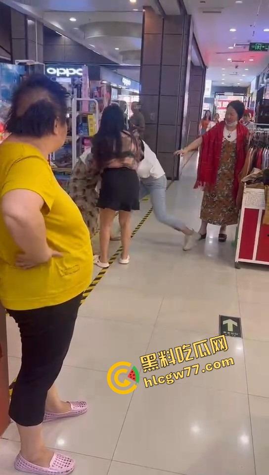 美甲店撕逼名场面，正室冲店狂扇小三，吊带扯烂奶子快蹦飞，围观群众全程高能吃瓜！-5