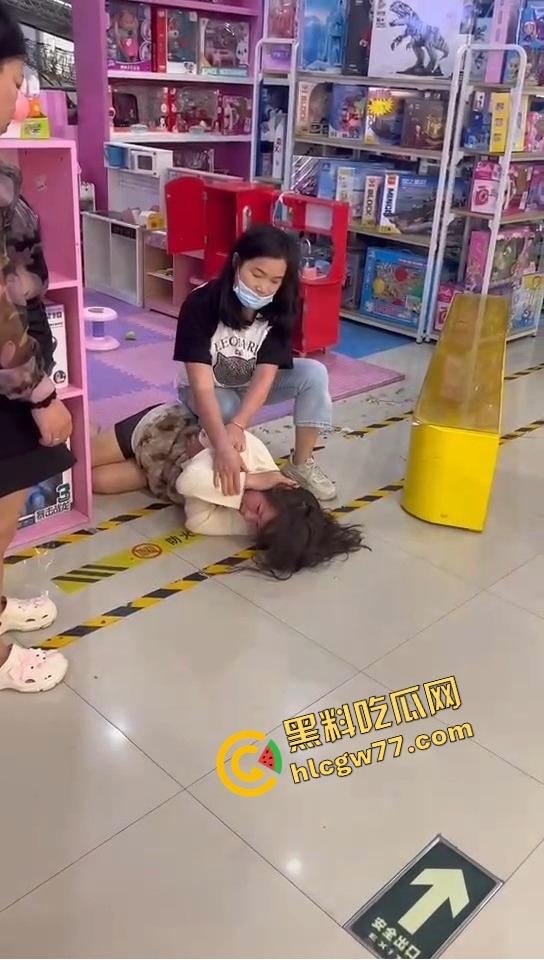 美甲店撕逼名场面，正室冲店狂扇小三，吊带扯烂奶子快蹦飞，围观群众全程高能吃瓜！-12