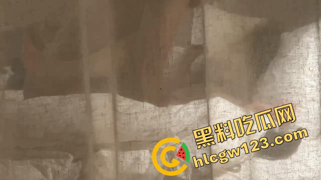 芜湖全季酒店透窗偷拍对面打炮，哥们不拉窗帘爆操醉妹，瓜友边抽烟边偷拍喊太会干了兄弟！-10