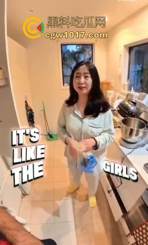 黑人时代已经过去，现在印度人才是顶流！中国妻子贴心呵护印度老公，连爸妈也带回到中国，巴西牛排变异啦！-1