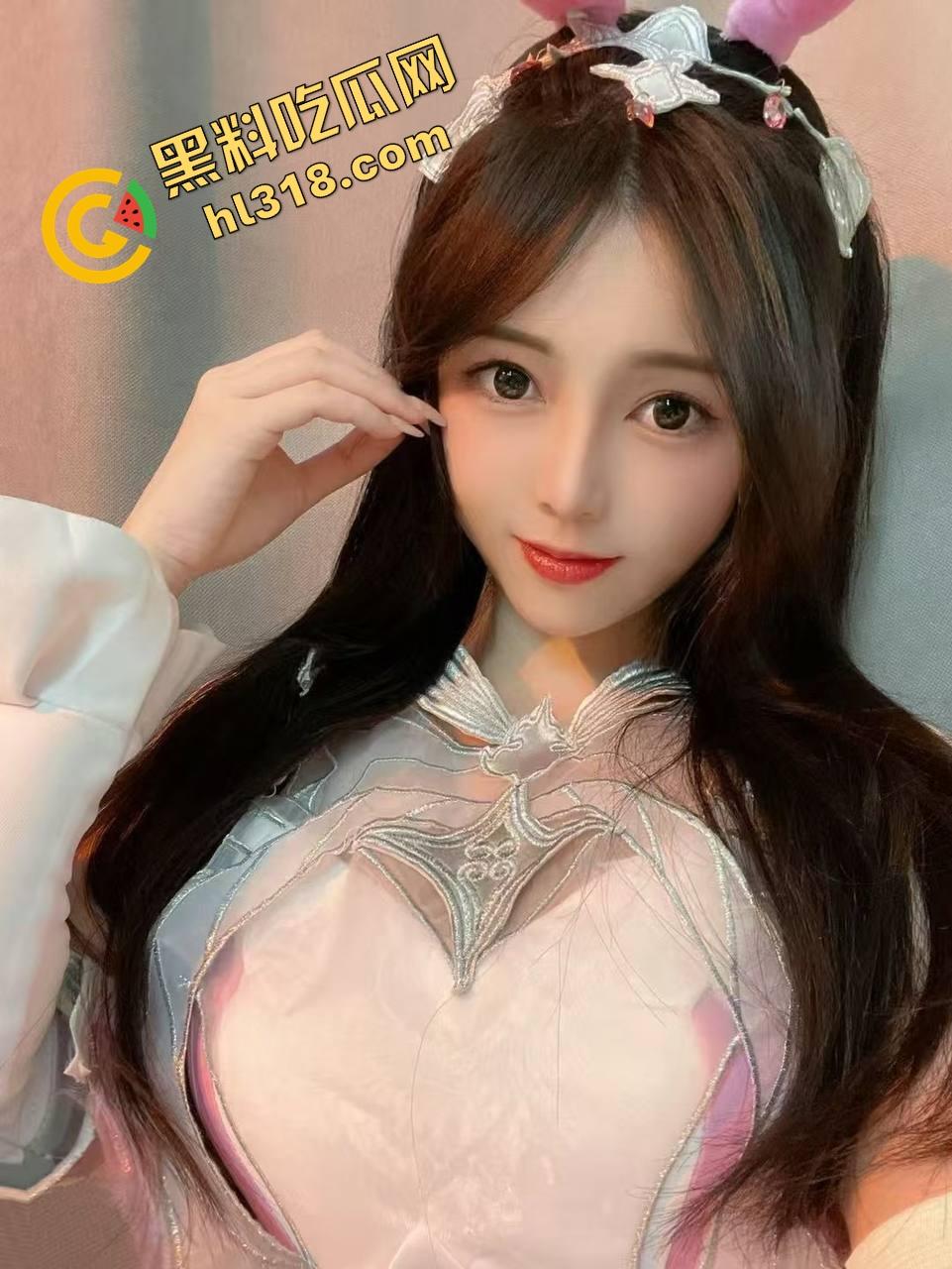 大白天俩骚货窗前赤裸互插假屌竞技赛，比赛高潮谁先喷，没男人靠假屌，也能自嗨得原地升天！-6