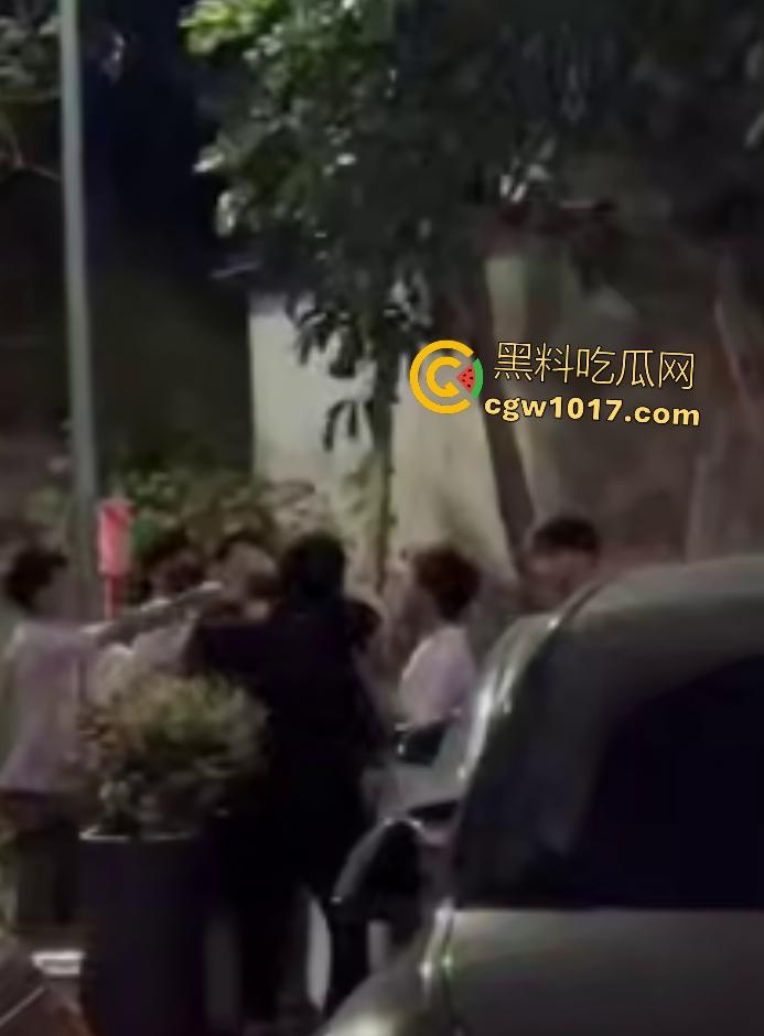 广州增城新塘万和百货，精神小伙鬼火约架，一刀捅死对方血流比杀猪水还多，大爷看戏被撵，哪凉快待着去！-3