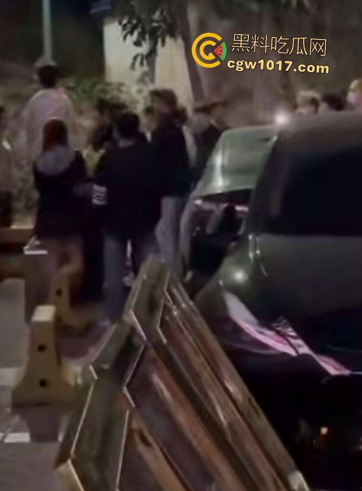 广州增城新塘万和百货，精神小伙鬼火约架，一刀捅死对方血流比杀猪水还多，大爷看戏被撵，哪凉快待着去！-4