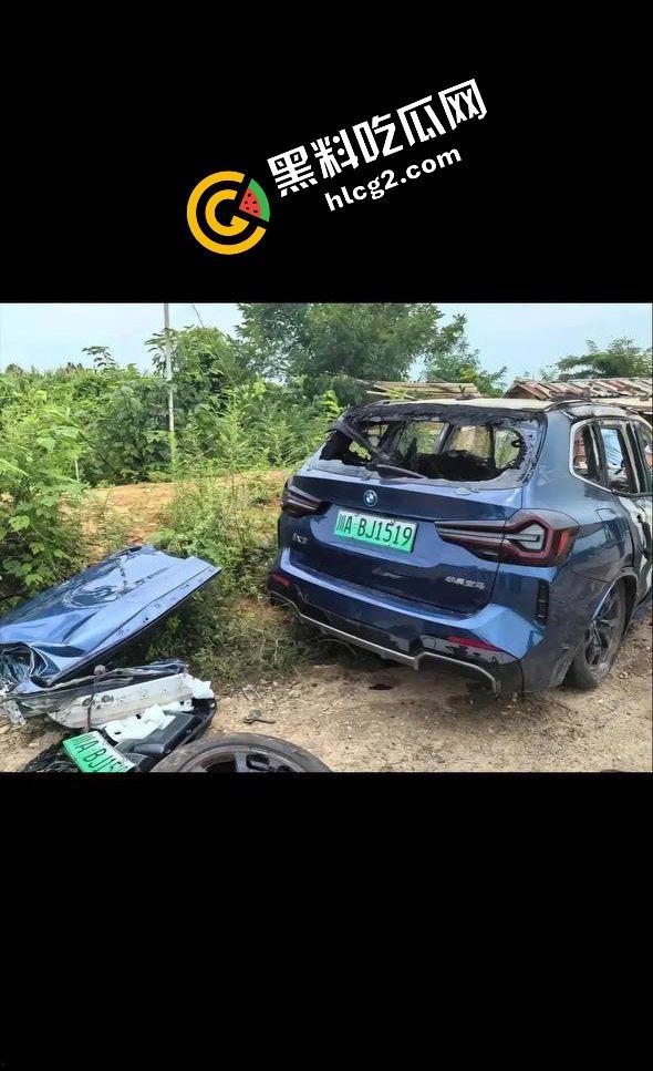 四川成都宝马新能源电车自燃事件！男子超速撞上安全岛 车毁人亡 瞬间火葬当场！-11