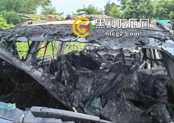 四川成都宝马新能源电车自燃事件！男子超速撞上安全岛 车毁人亡 瞬间火葬当场！-12