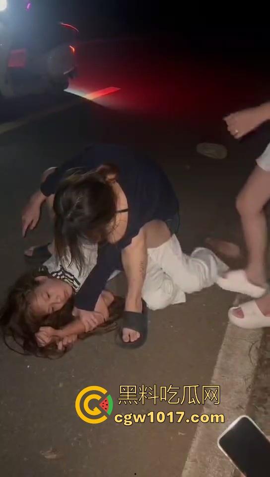 广东精神小妹夜间约架，不料刚下车没多久就被人按在地下，故意找茬呢！狠狠的羞辱，完全不得动弹，这下丢脸丢大了！-6