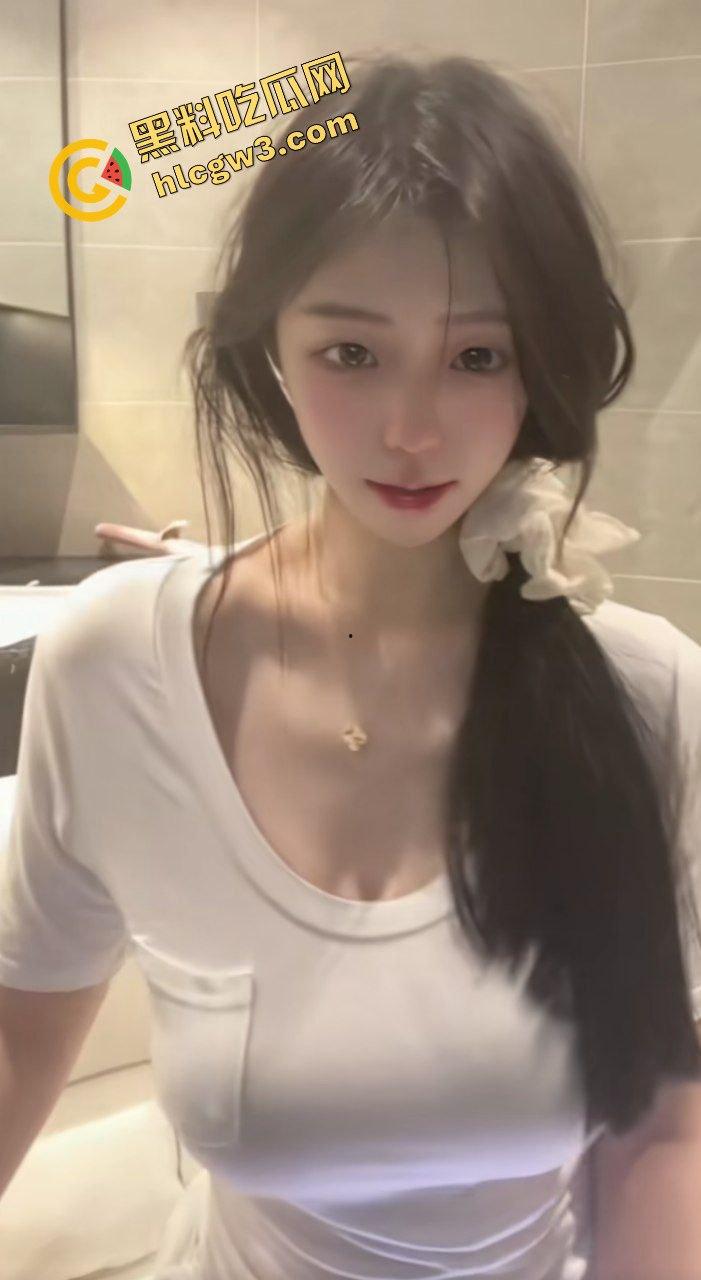 云南大理反差婊人妻母狗『廖嘉艺』丸子头大雷女神 商场露出浴缸激情！独家流出！-3