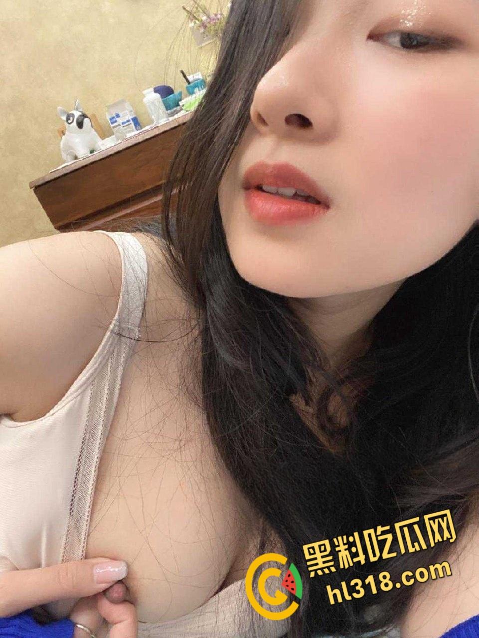 纯情反差女大学生的放荡生活,海滩露脸全裸秀,无毛一线天嫩穴性感诱人,回到酒店饥渴的男友直捣黄龙!-1