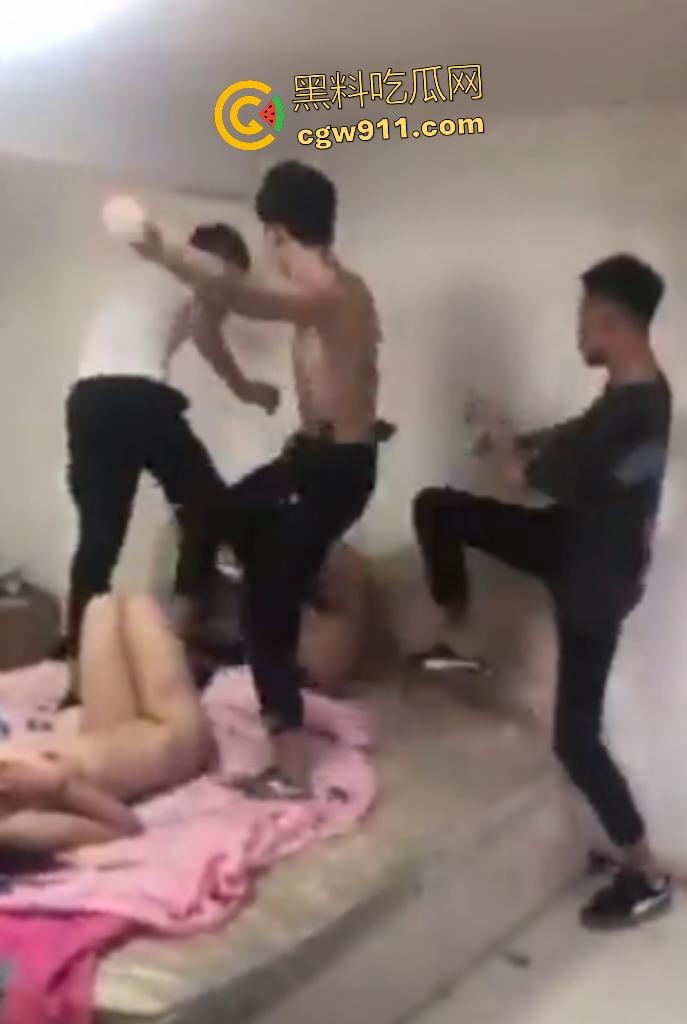 男友兄弟联手抓奸虐男小三，柜子扫把猛砸，骚女还拍手叫好，男小三说上床的时候你可不是这么对我的！-2