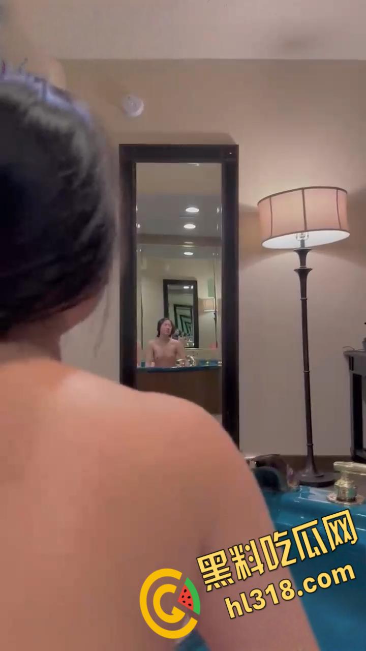 纯情反差女大学生的放荡生活,海滩露脸全裸秀,无毛一线天嫩穴性感诱人,回到酒店饥渴的男友直捣黄龙!-7