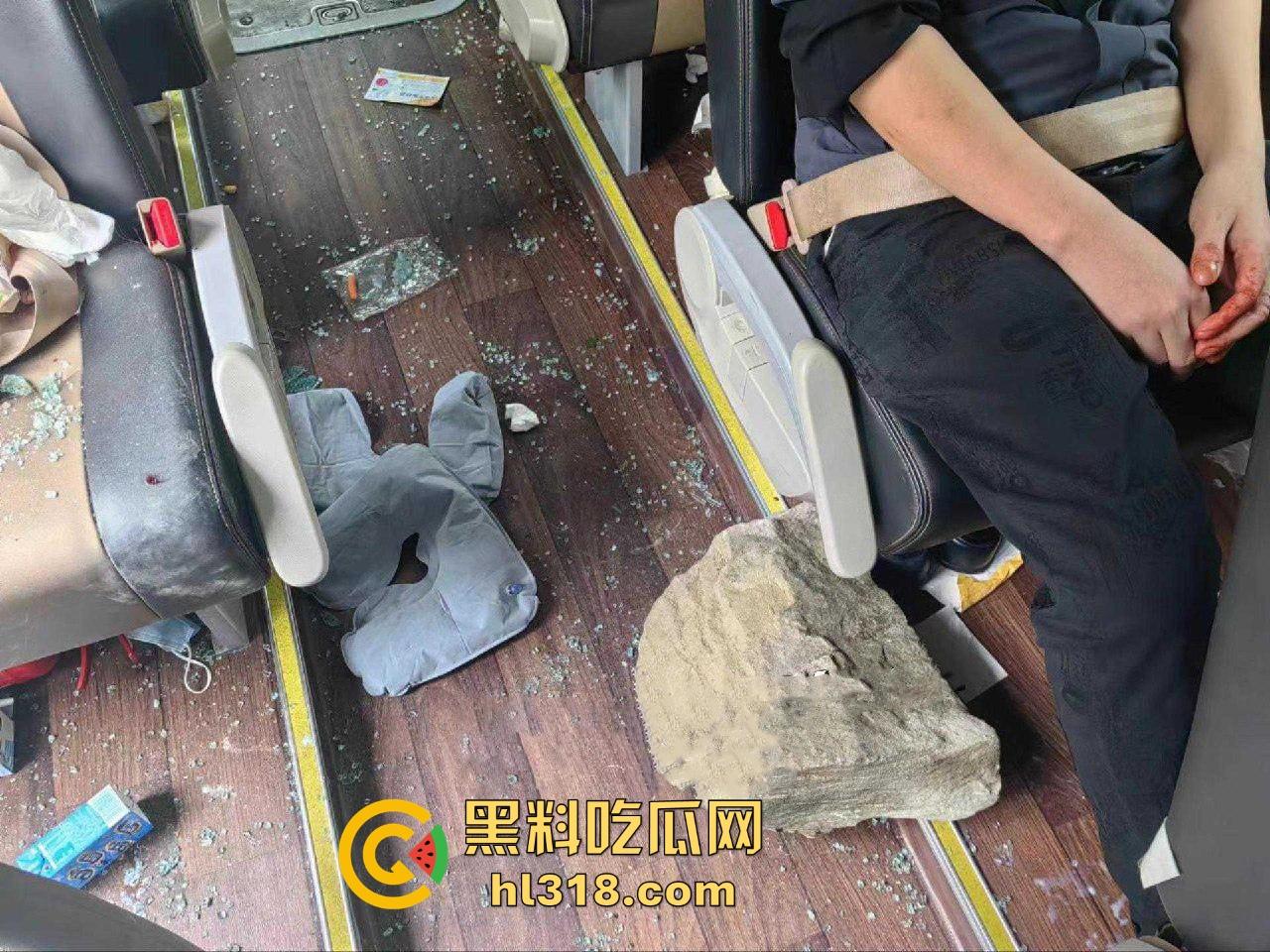 天降横祸！明天跟意外都不知道哪个先来，在车里坐的好好的突然大石砸下来，当场死亡，太惨了！-5