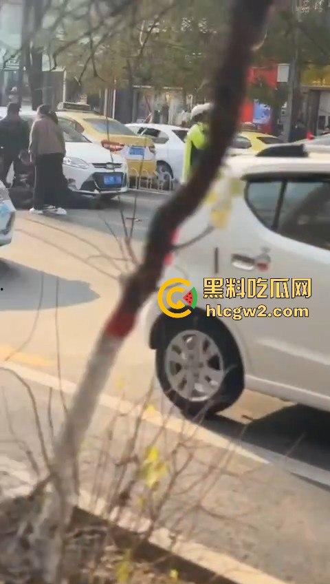 甘肃兰州豪车婚礼翻车 劳斯莱斯婚车队撞成车祸现场 这婚礼是真特么终身难忘！-3