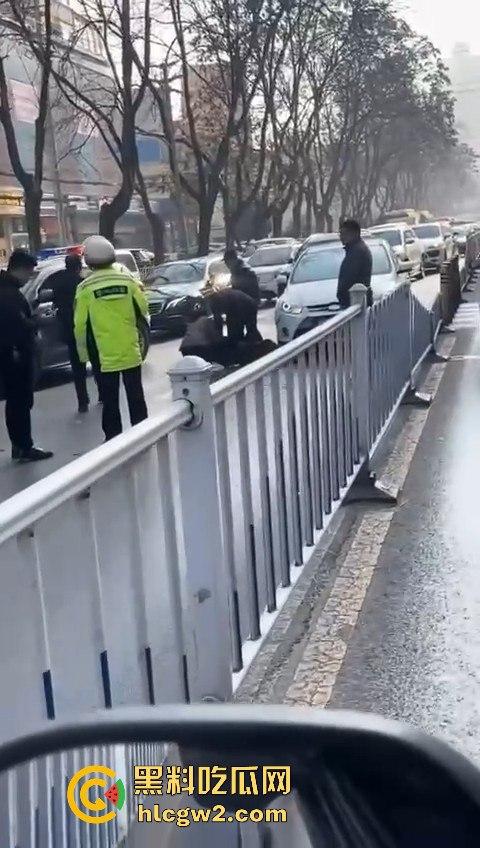 甘肃兰州豪车婚礼翻车 劳斯莱斯婚车队撞成车祸现场 这婚礼是真特么终身难忘！-8