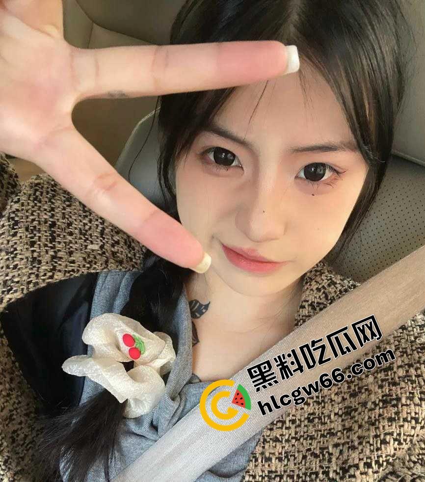 江西纹身小太妹【李妍】黑丝白丝开档互穿，宾馆跪舔社会大哥，黑丝白丝混合穿搭年轻就是无极限！-1