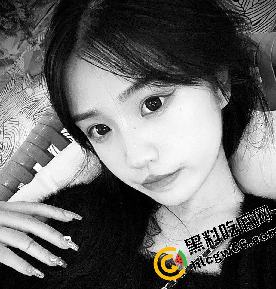 江西纹身小太妹【李妍】黑丝白丝开档互穿，宾馆跪舔社会大哥，黑丝白丝混合穿搭年轻就是无极限！-2