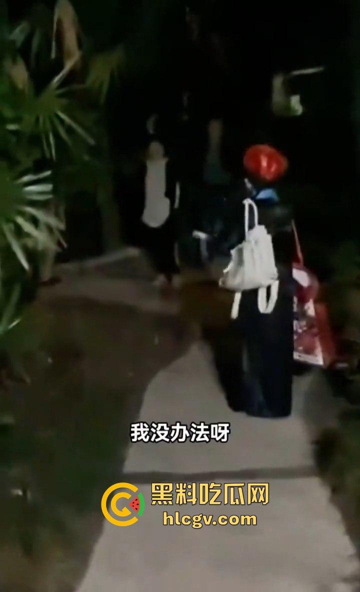 四川某小区大爷大妈遛弯险被僵尸小姐姐吓出屎尿！这清朝妆容真没谁了！-1