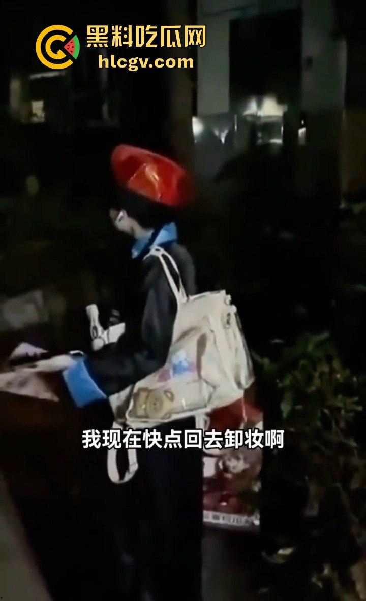 四川某小区大爷大妈遛弯险被僵尸小姐姐吓出屎尿！这清朝妆容真没谁了！-2