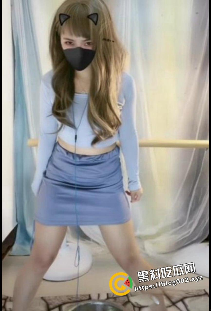 抖音网红『薇儿』直播间惊人一幕：穿着短裙真空无内站着放尿 竟装满一大盆！11-3