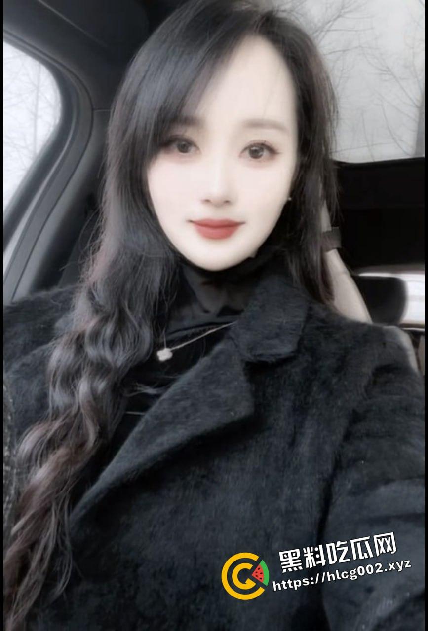 抖音网红『薇儿』直播间惊人一幕：穿着短裙真空无内站着放尿 竟装满一大盆！11-4