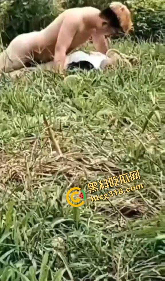 黄毛精神小伙带着骚货小妹户外野战被偷拍，猪头焖子都有逼能操，而你我的朋友你在干嘛？-2