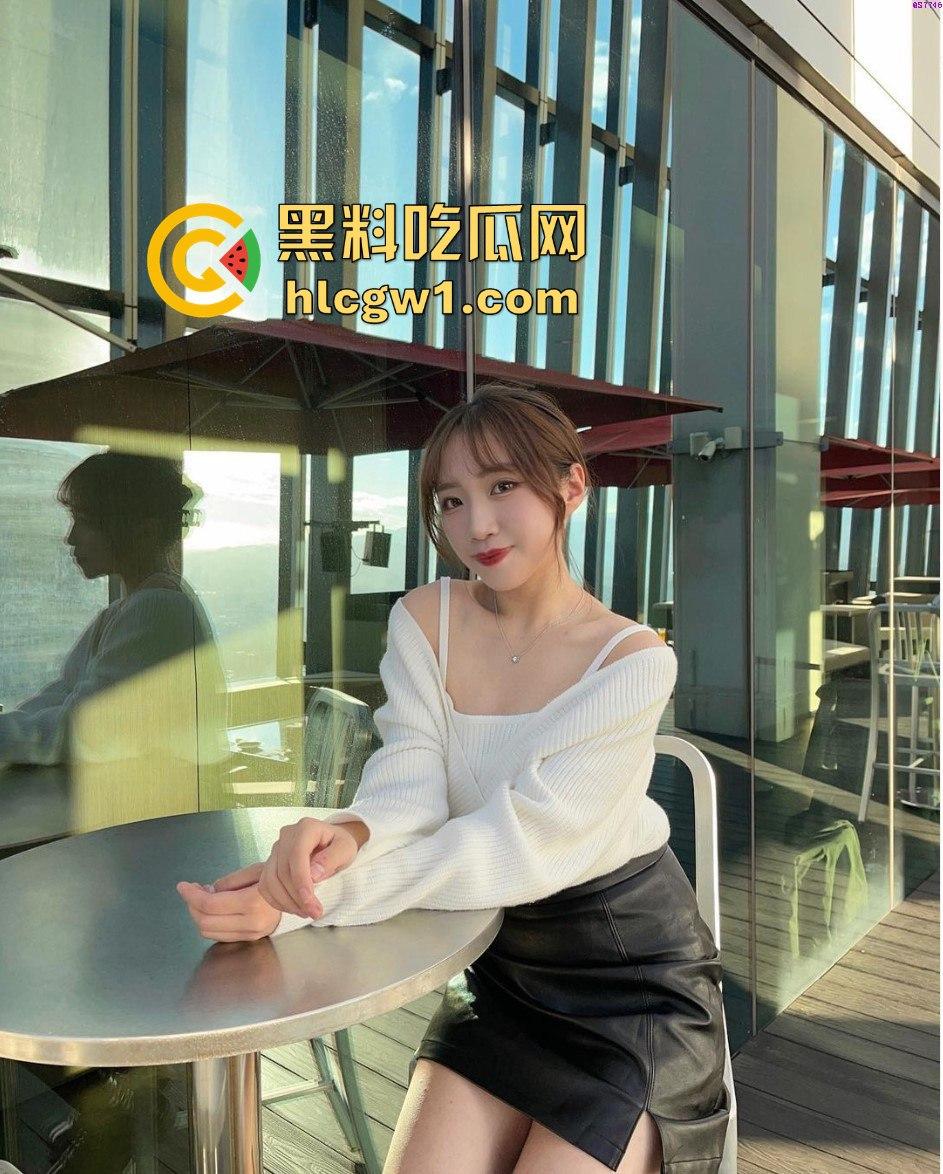 新疆财经大学『林诗曼』周末变身骚贱舔屌奴！逼痒难耐小穴痒得受不了，温泉酒店硬是得插个爽！-3