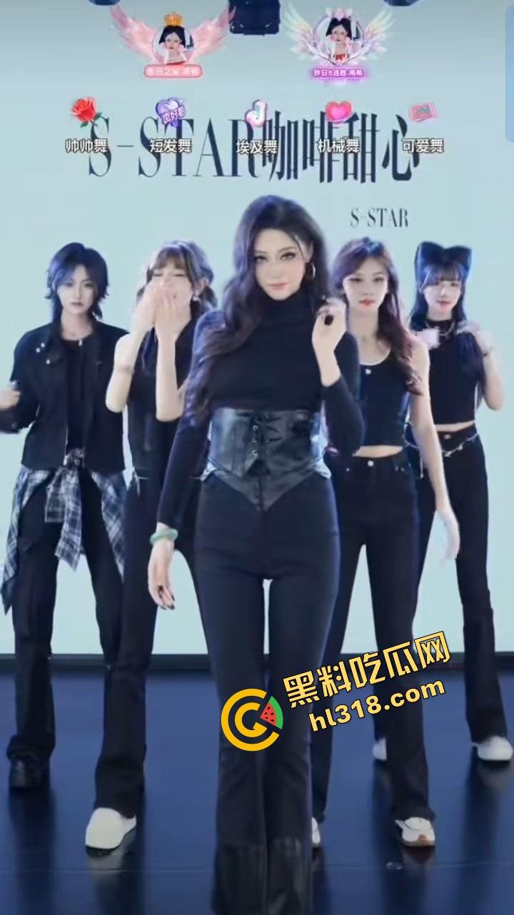 抖音团播跳舞激情过头，女主播衣服掉了俩奶子全露，自己还跳得贼开心，直播间直接封号！-2