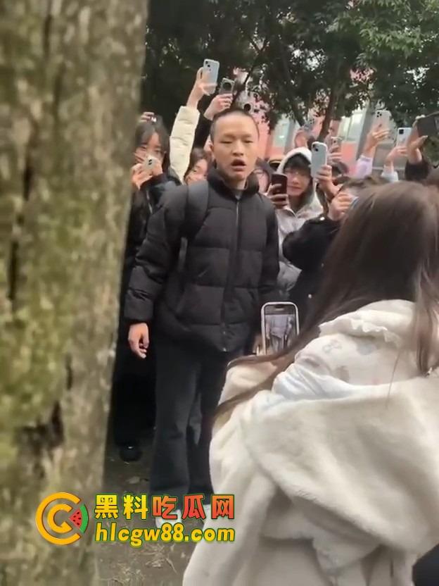 成都托普学院纯爱战神被绿，现场哭诉惨遭围观嘲笑，25年第一位纯爱战士应声倒地！-2