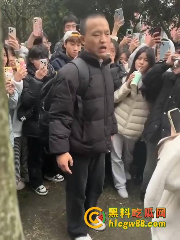成都托普学院纯爱战神被绿，现场哭诉惨遭围观嘲笑，25年第一位纯爱战士应声倒地！-7