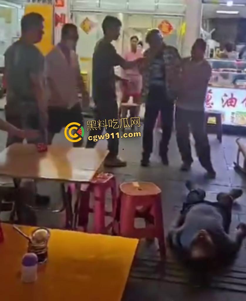 珠海街头美食引发血战KO，头盔哥板凳爆头砸倒对手瞬间昏迷，劝架老大哥摔地膝盖出血！-6