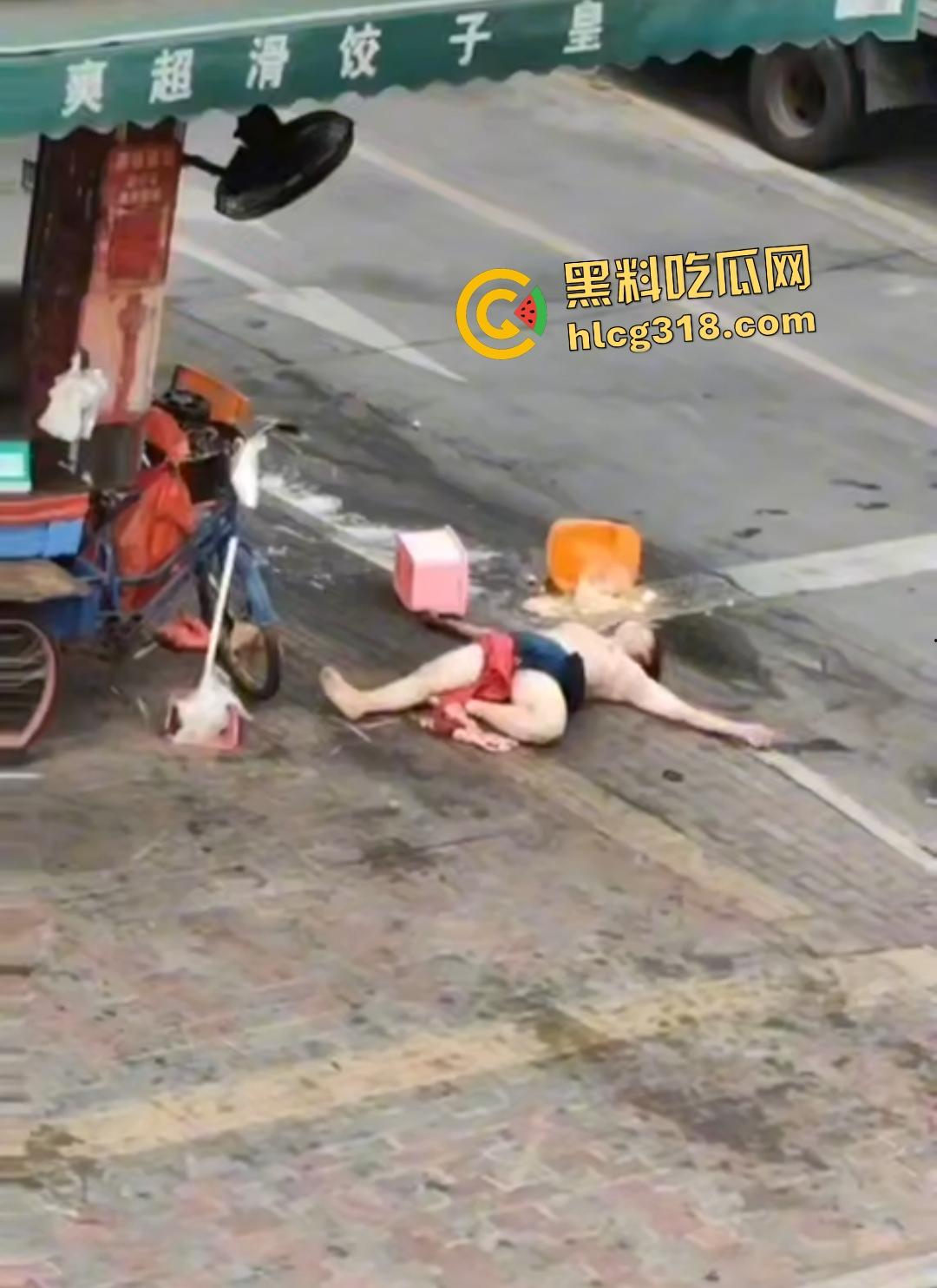 熟女被光头佬老板小鲜肉抛弃街头裸奔，精神崩溃露逼狂奔还给秃头打广告！-2