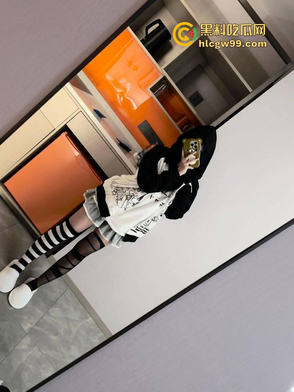 重庆巨乳小母狗『王晓希』独家视频曝光，跪地揉奶跳骚舞，脸穴同框疯狂自慰求主人大鸡巴！-9