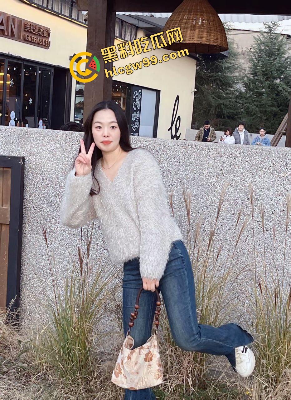 瓜友独家投稿曝光流出！偷拍亲生姐姐用迷药将其迷倒，扒开内裤观赏骚逼！-3