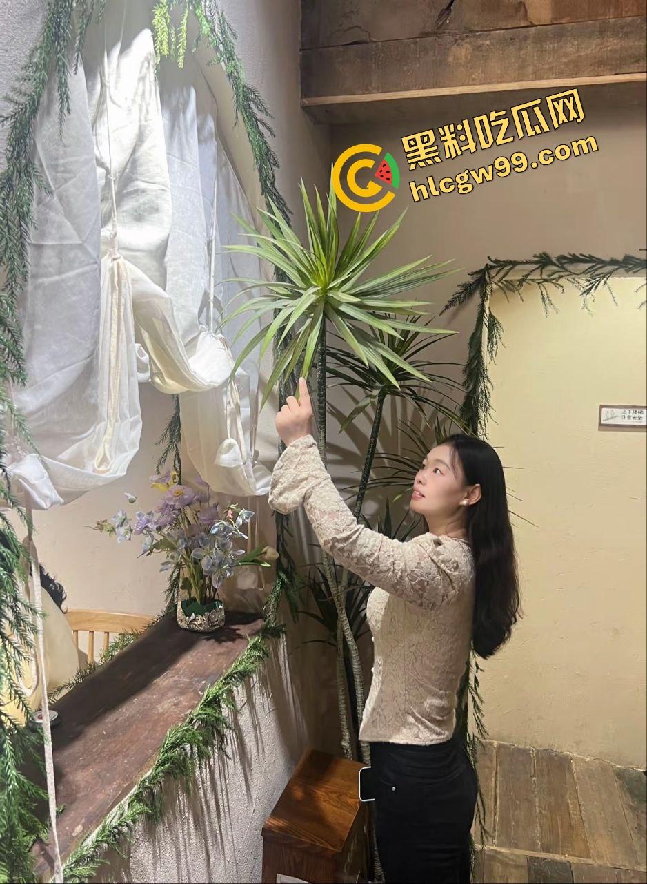 瓜友独家投稿曝光流出！偷拍亲生姐姐用迷药将其迷倒，扒开内裤观赏骚逼！-4