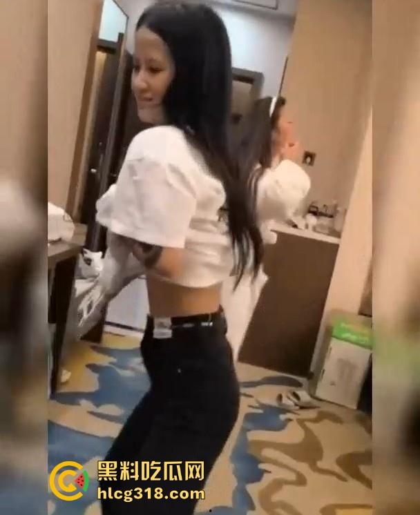 快手精神小网红【发财树】漏奶视频曝光，玩到疯癫自信漏奶，你别说奶子还挺挺的！-5