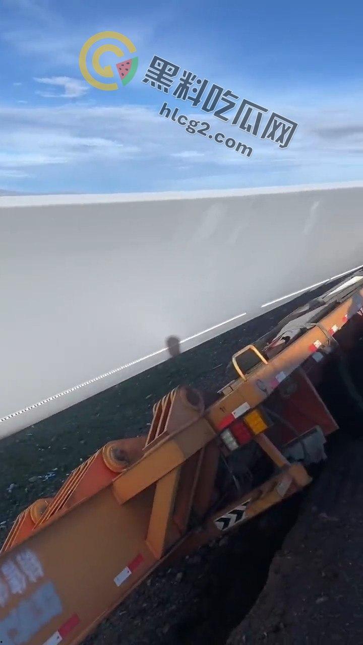 西藏青藏线大堵车！风力发电货车侧翻致数十公里堵塞，游客大呼：无路可逃！-3
