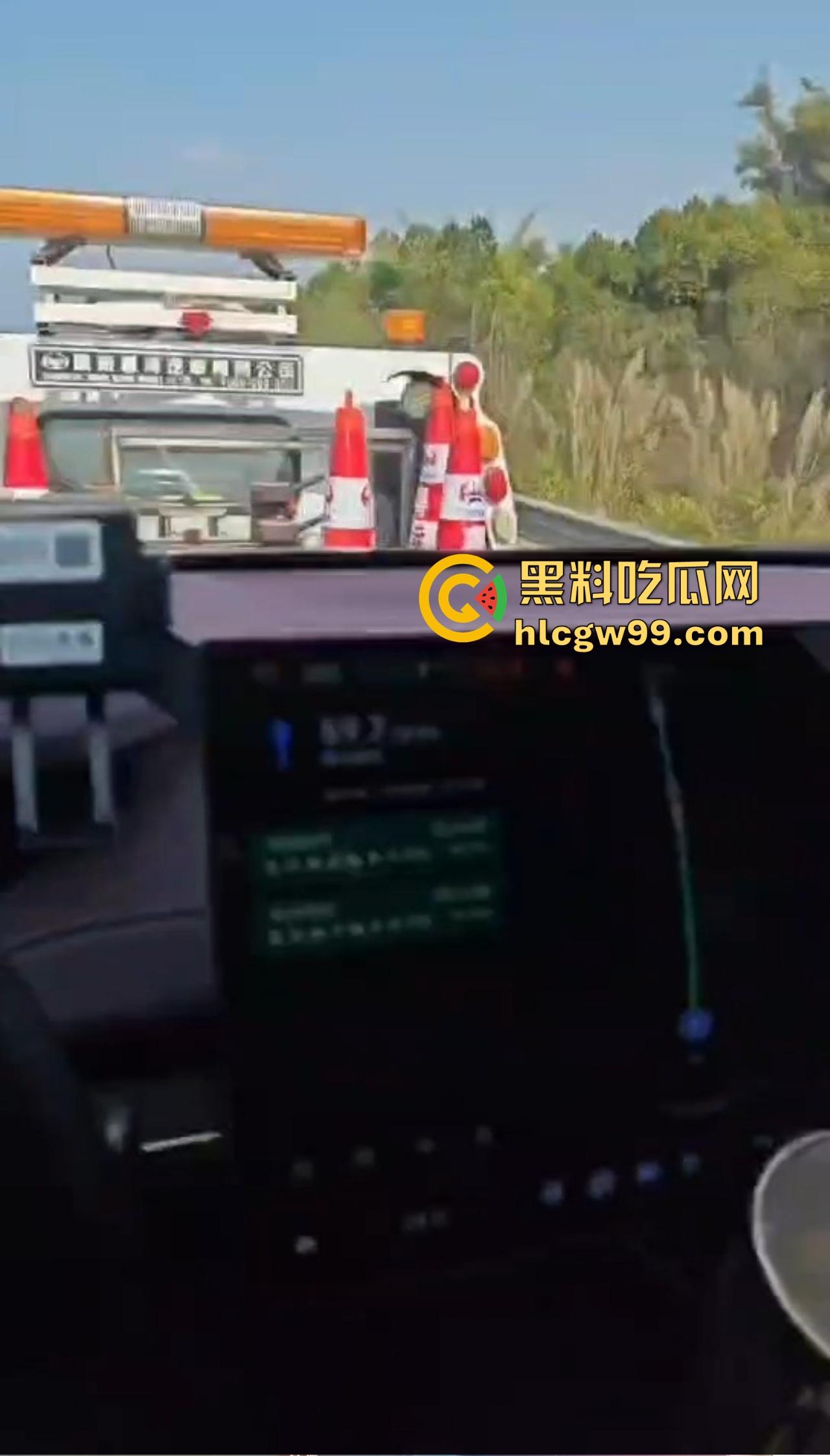 佛山小米SU7车主遇到修车店狠人大爷为挣补胎费，竟然故意划胎作案，哨兵模式全程实锤，缺德到家了！-11