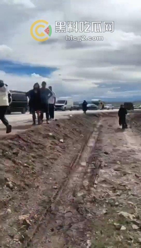 西藏青藏线大堵车！风力发电货车侧翻致数十公里堵塞，游客大呼：无路可逃！-4