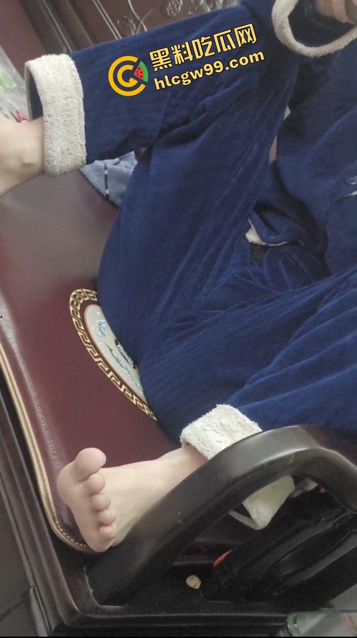 瓜友独家投稿曝光流出！偷拍亲生姐姐用迷药将其迷倒，扒开内裤观赏骚逼！-8