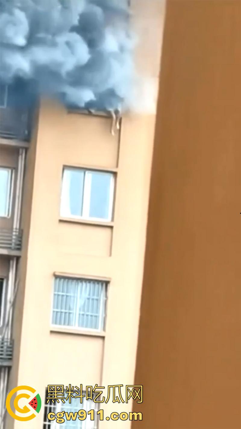 就怕蠢人灵机一动，女子和厂家理论，电瓶车电池不耐用，一气之下一脚踢翻，结果引发火灾，竟然选择跳窗？-2