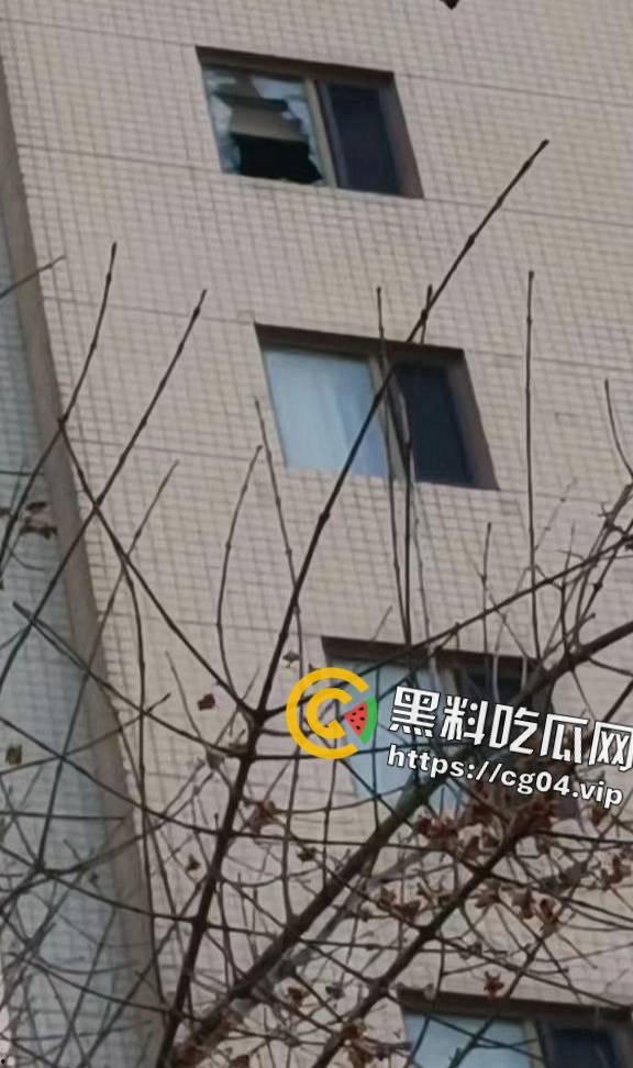 最新现场收尸画面！12月13日大连星海广场跳楼女收尸画面  全裸跳楼  具体原因暂未公布-4