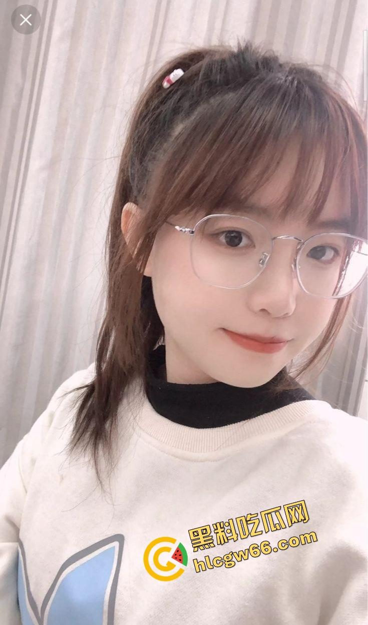 重庆眼镜学生妹【景浩】从图书馆到酒店，眼镜装纯黑丝撅臀骚穴被网友无套后入，带闺蜜野外露逼赚外快！-3