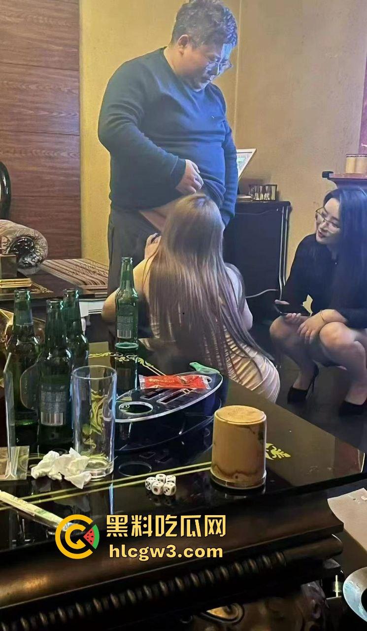 65岁绿地董事长『张玉良』KTV裸嗨，鸡巴细得像牙签骚女争抢舔，酒店女秘书被老头干到腿软精液满脸！-18