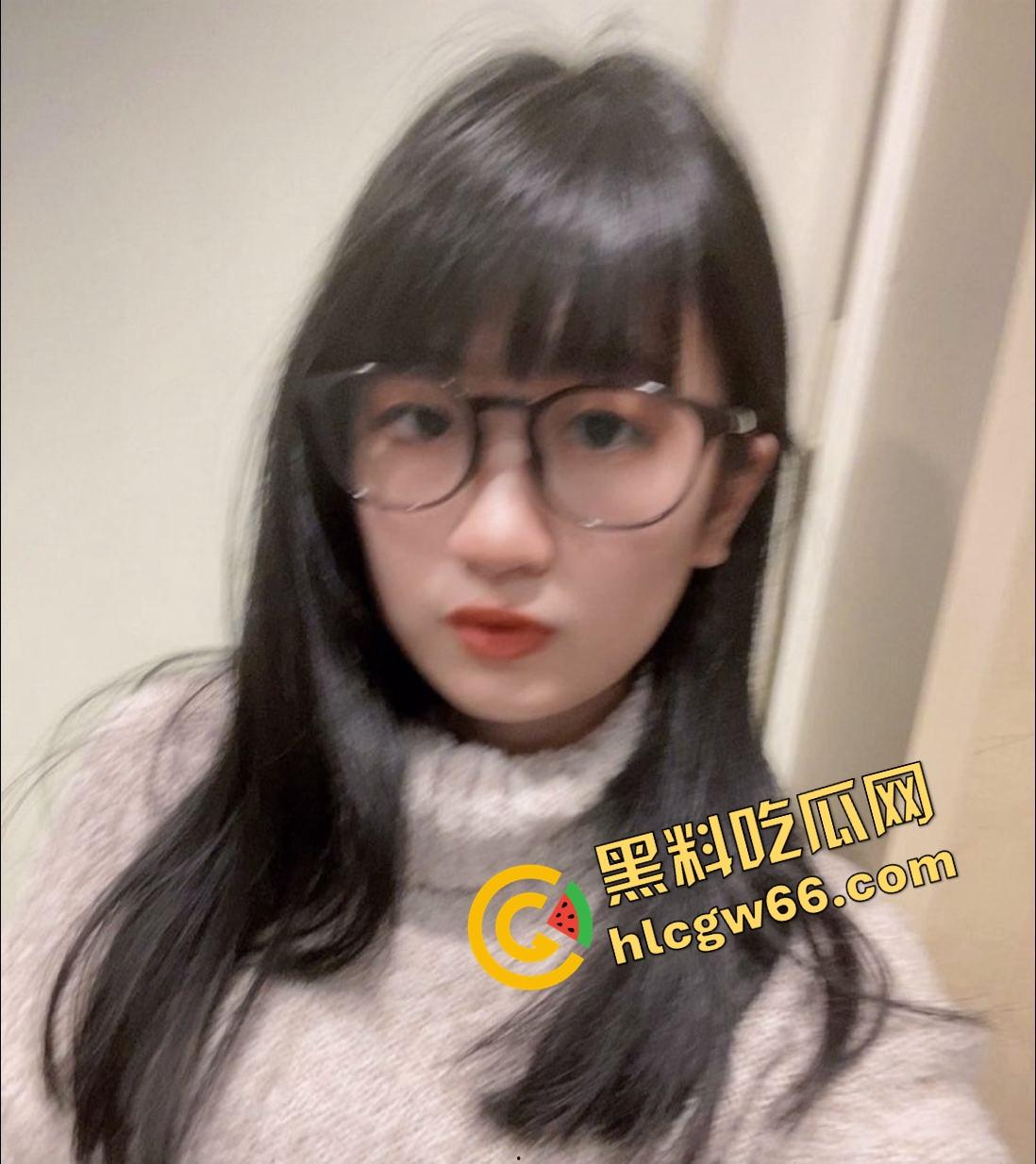 重庆眼镜学生妹【景浩】从图书馆到酒店，眼镜装纯黑丝撅臀骚穴被网友无套后入，带闺蜜野外露逼赚外快！-7