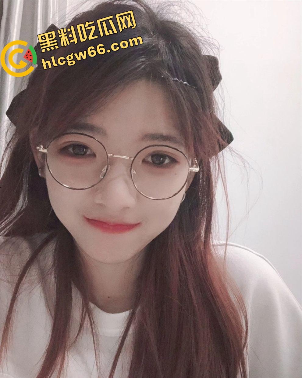 重庆眼镜学生妹【景浩】从图书馆到酒店，眼镜装纯黑丝撅臀骚穴被网友无套后入，带闺蜜野外露逼赚外快！-9