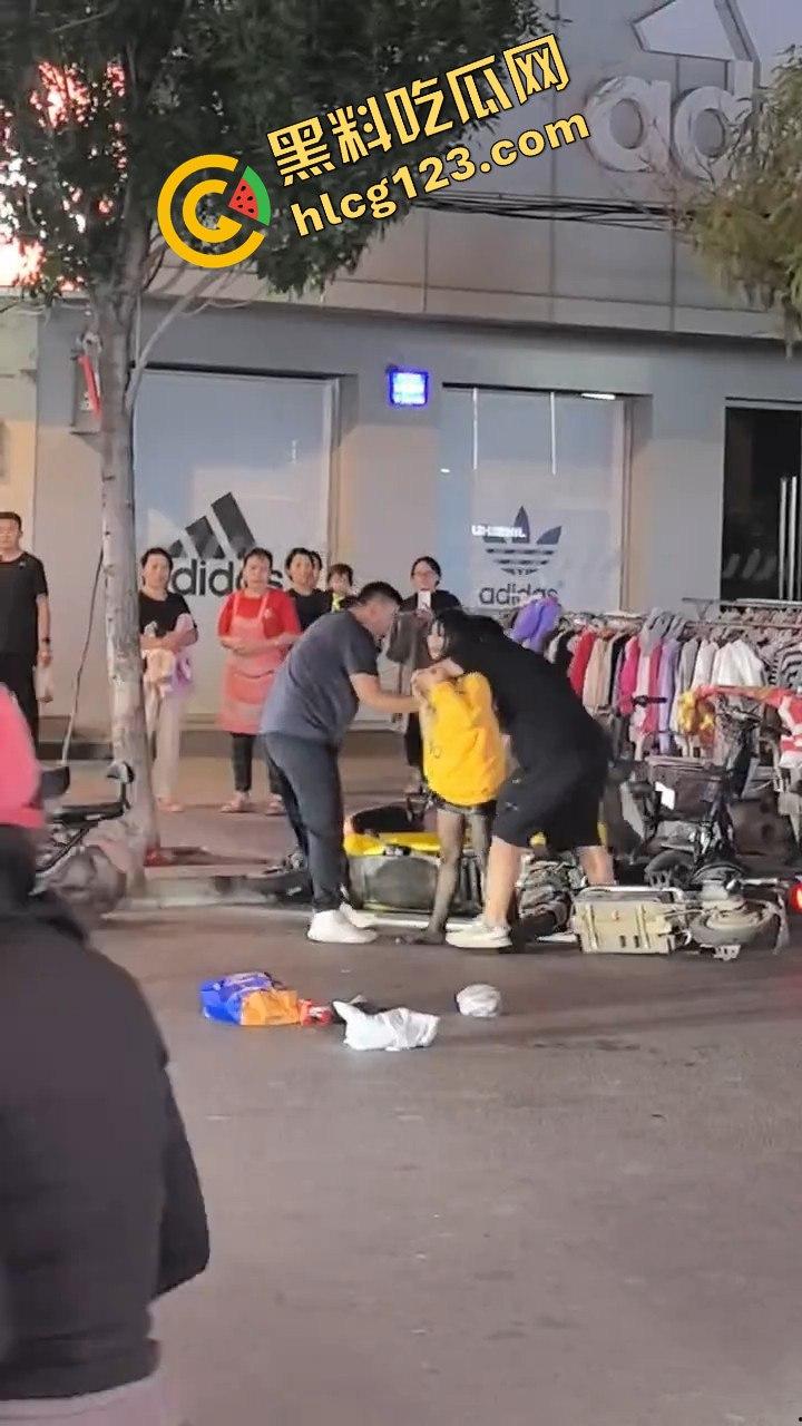 江西某步行街，父亲发现女儿出去鬼混当场跟精神小伙拉扯起来-8