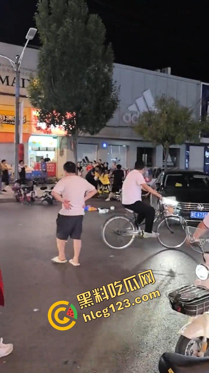 江西某步行街，父亲发现女儿出去鬼混当场跟精神小伙拉扯起来-11