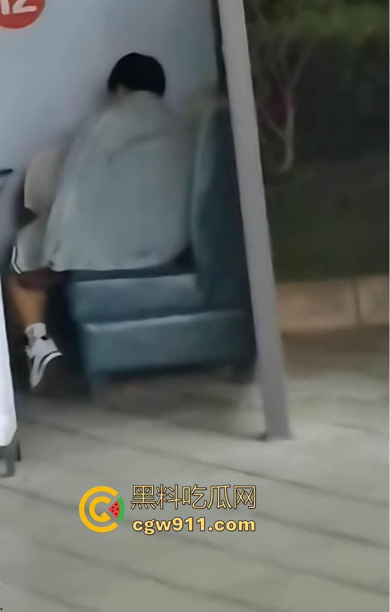 昆明城市学院小情侣户外激情野战，狗男女欲火焚身当众口交骑乘性爱，无惧过往同学，小情侣太会玩了！-8